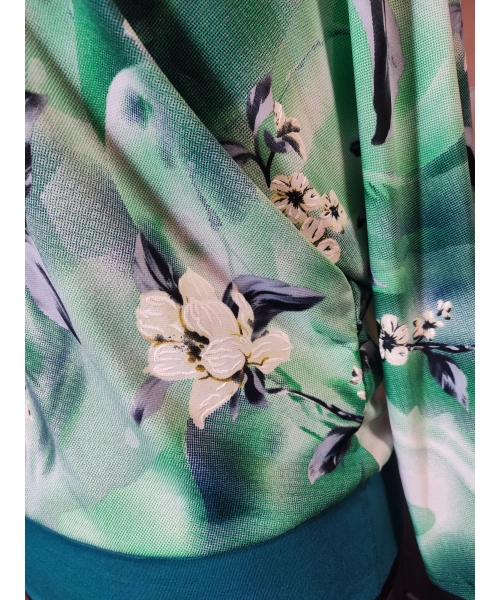 Zielona bluzka kimono z marszczonym dekoltem - wzór w kwiaty